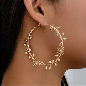 Intricate Gold Floral Hoop Earrings NEW 🏷️